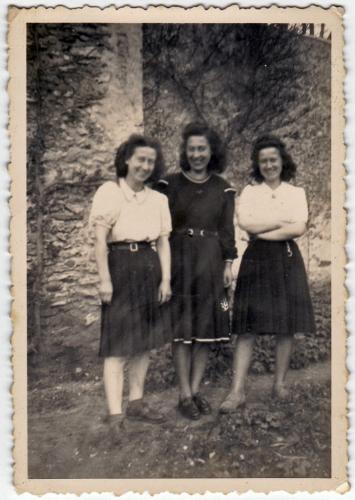 Denise, Huberte et Gisèle ca. 1947.jpg