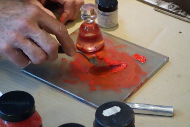 Dominique Sennelier making oil paint